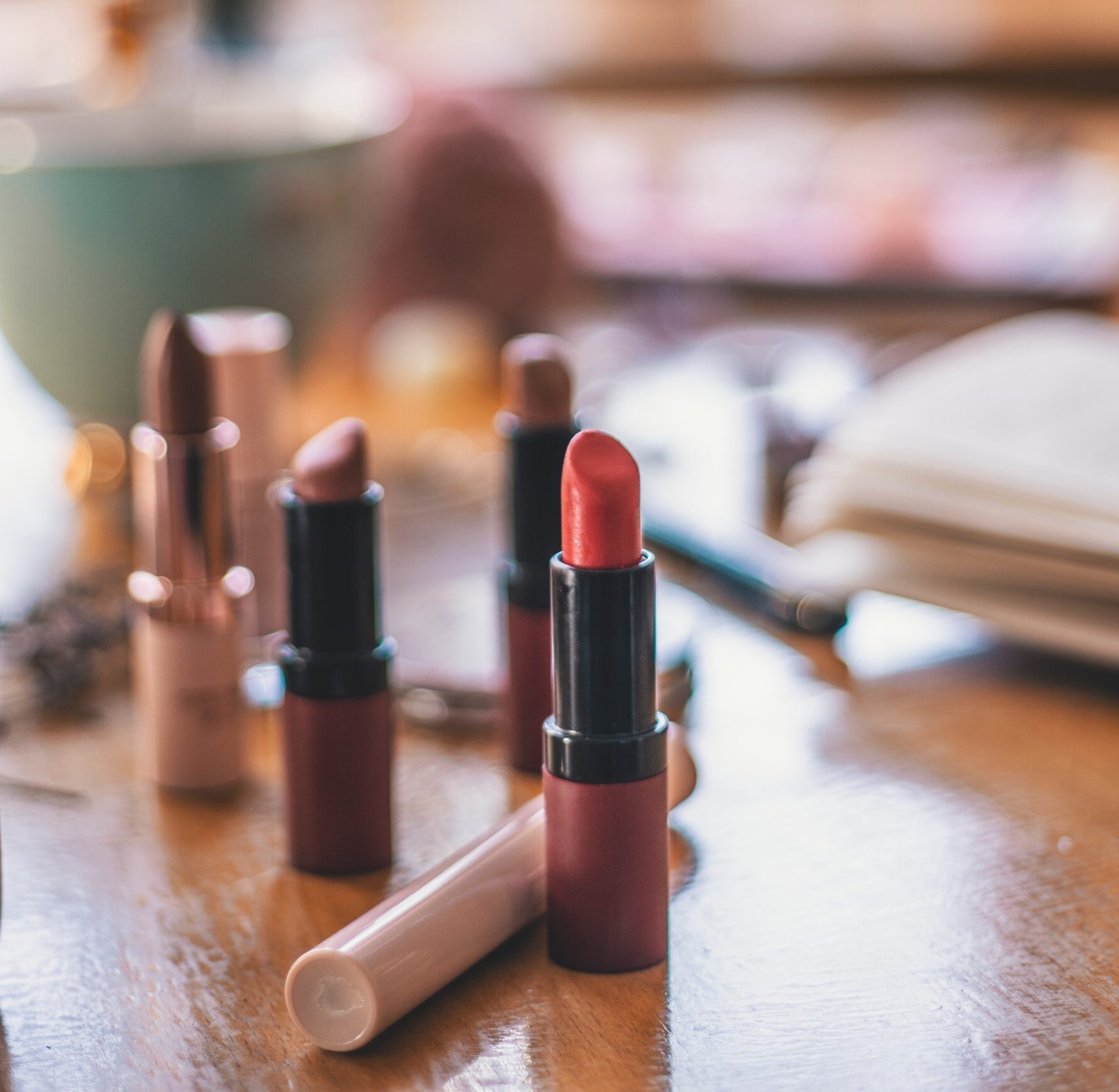25) Mastering Lipstick Shades: Charm, Boldness & Transformative Colors